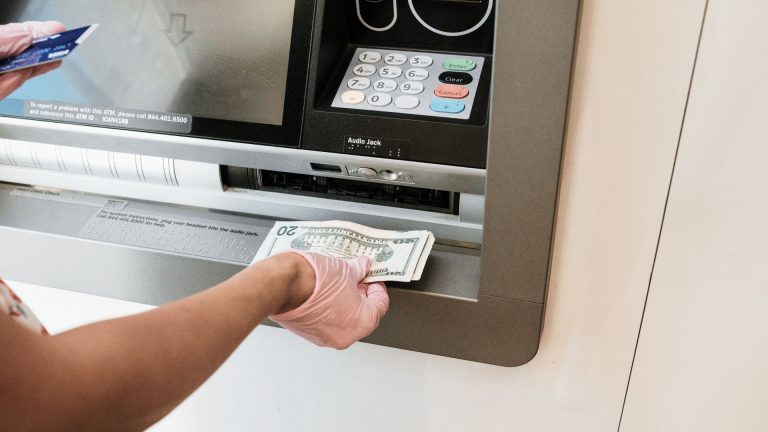 LINE Bank在ATM跨行存款、提款手續費多少錢？line bank口袋帳戶利息試算